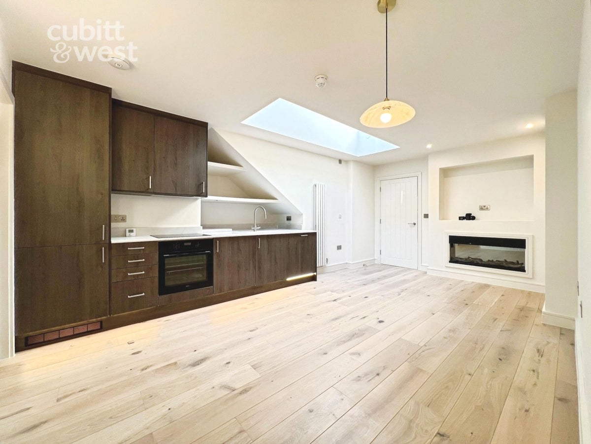 Flat Blackmans Close in Dartford
