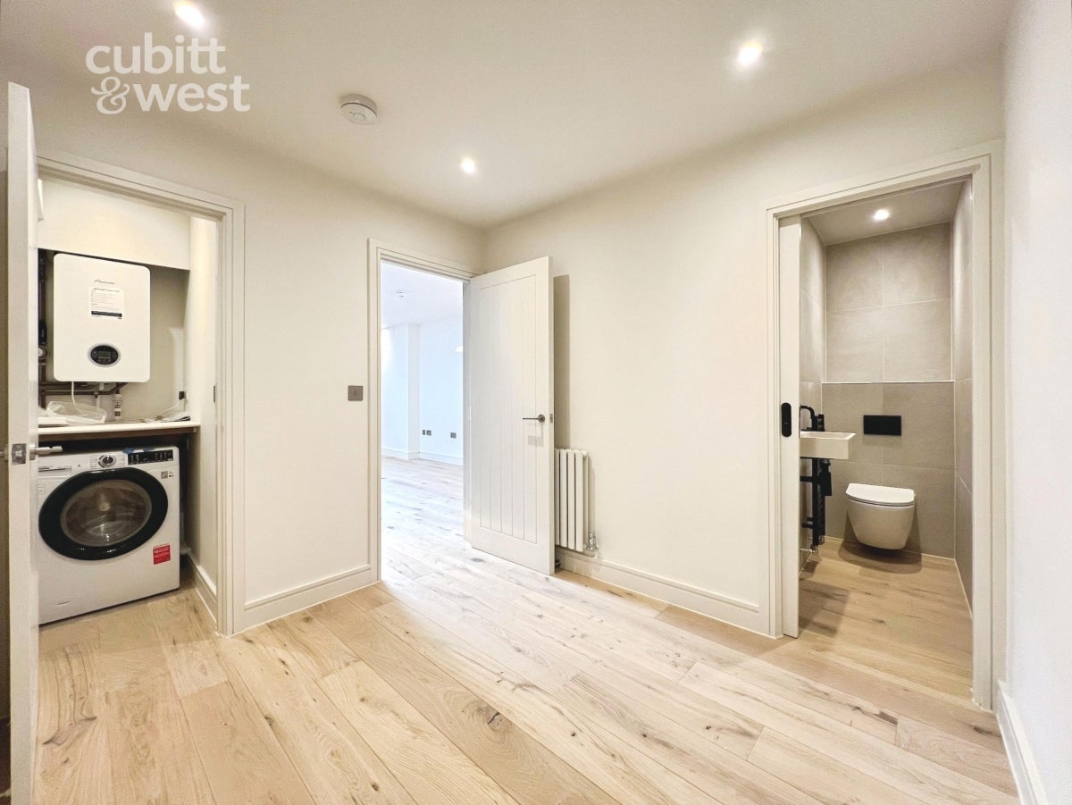 Flat Blackmans Close in Dartford