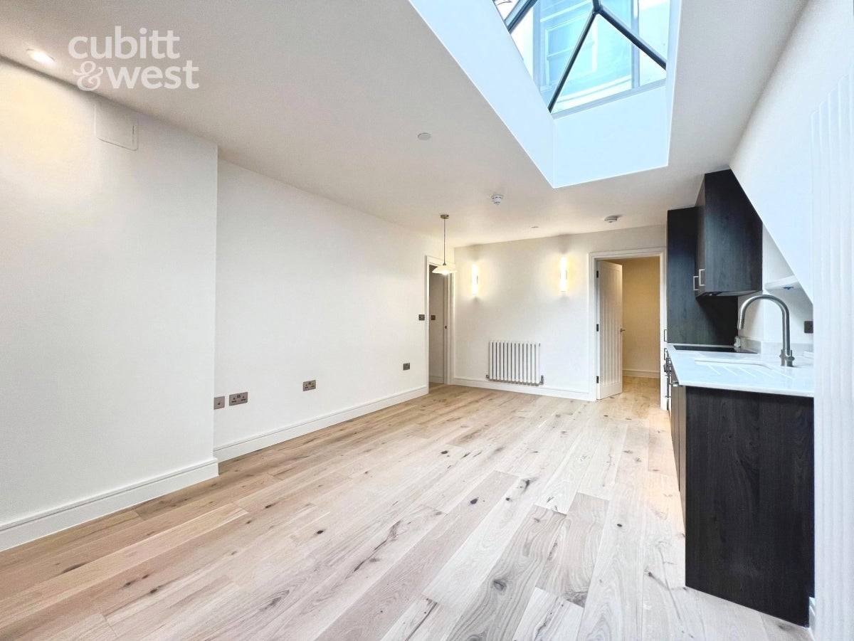 Flat Blackmans Close in Dartford