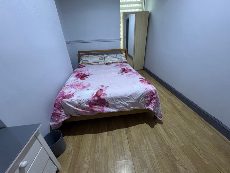 Room Hoe Street in Greater London