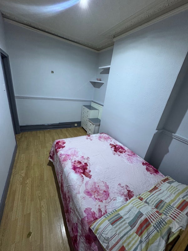 Room Hoe Street in Greater London