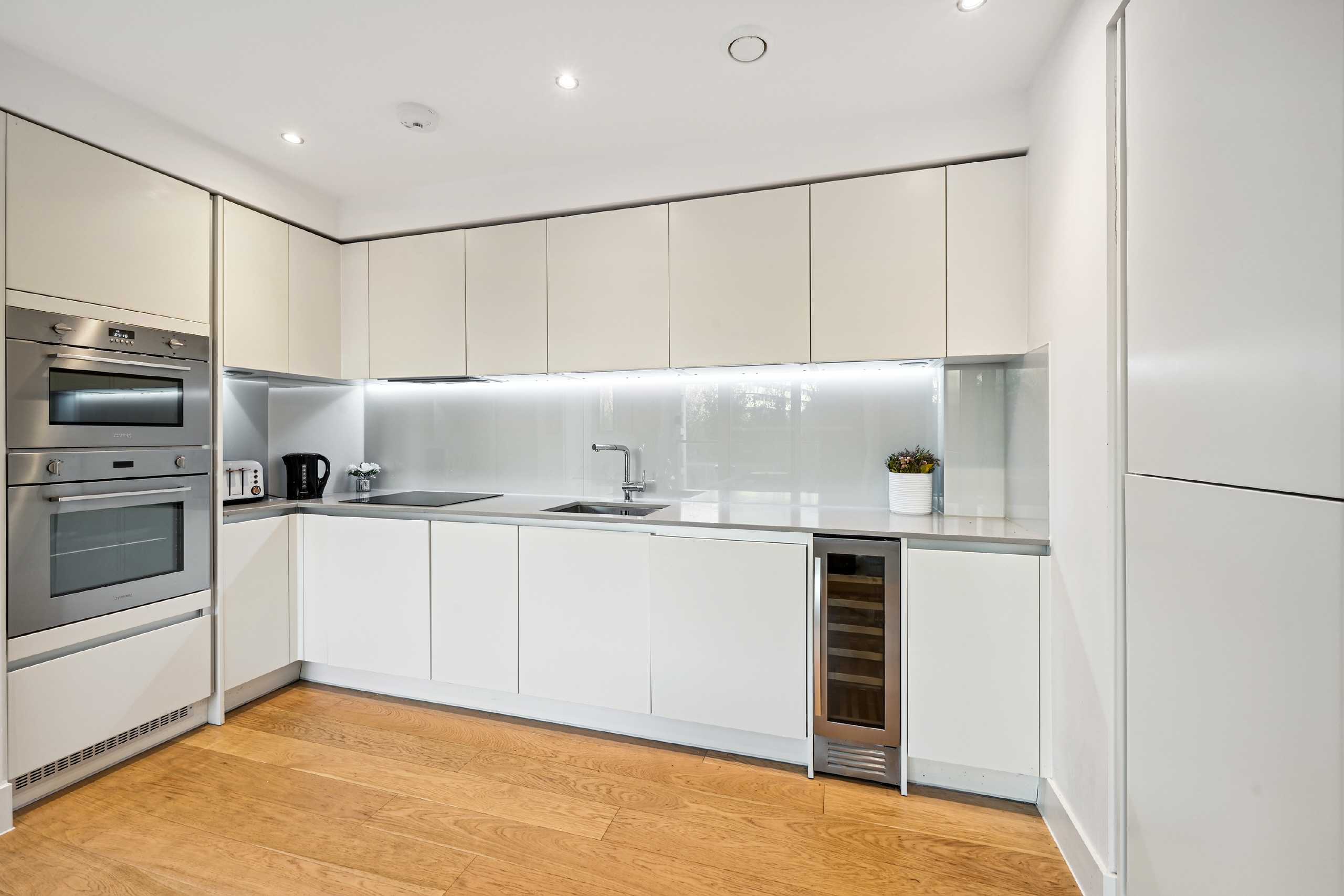 Flat Chiswick High Road in Greater London