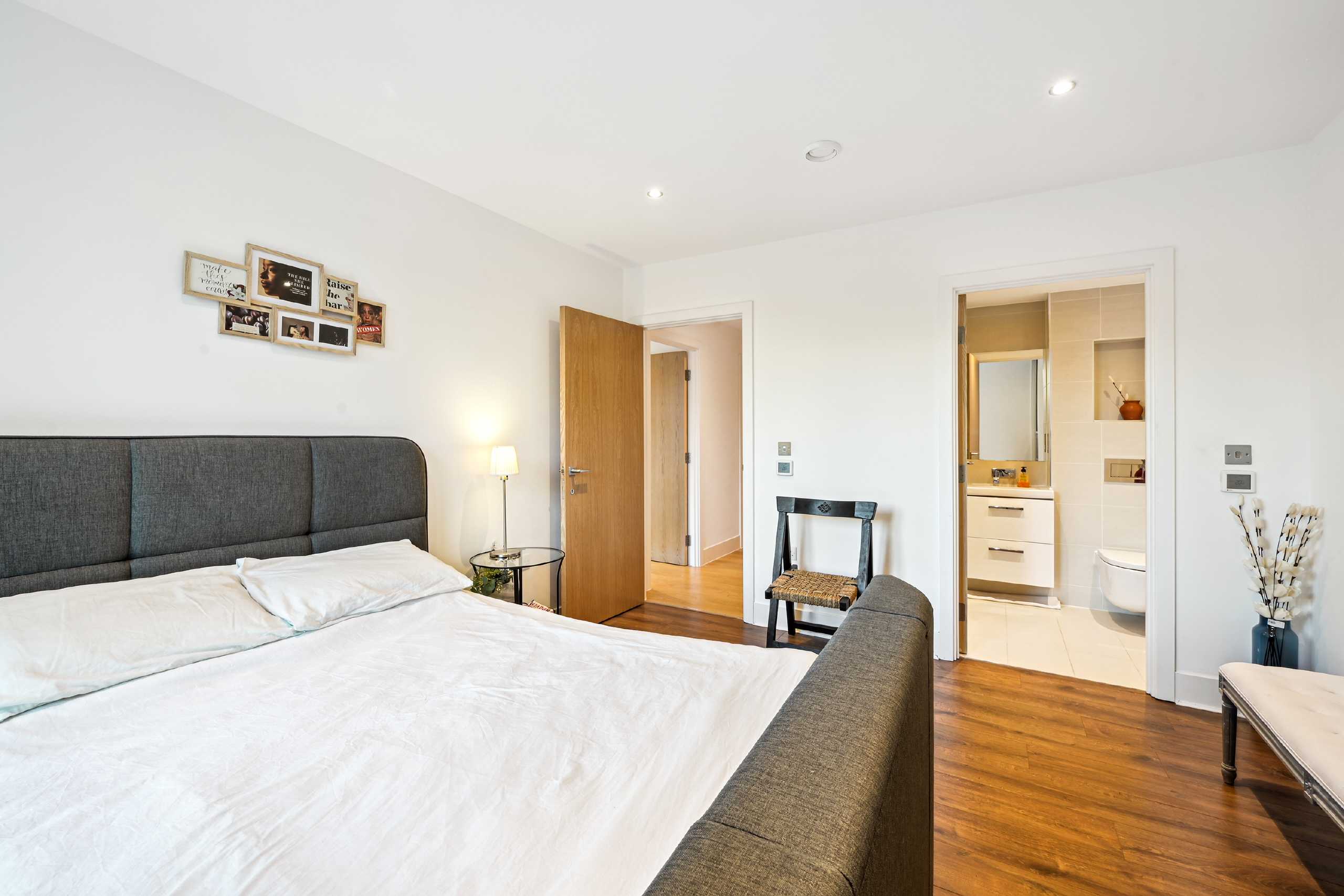 Flat Chiswick High Road in Greater London