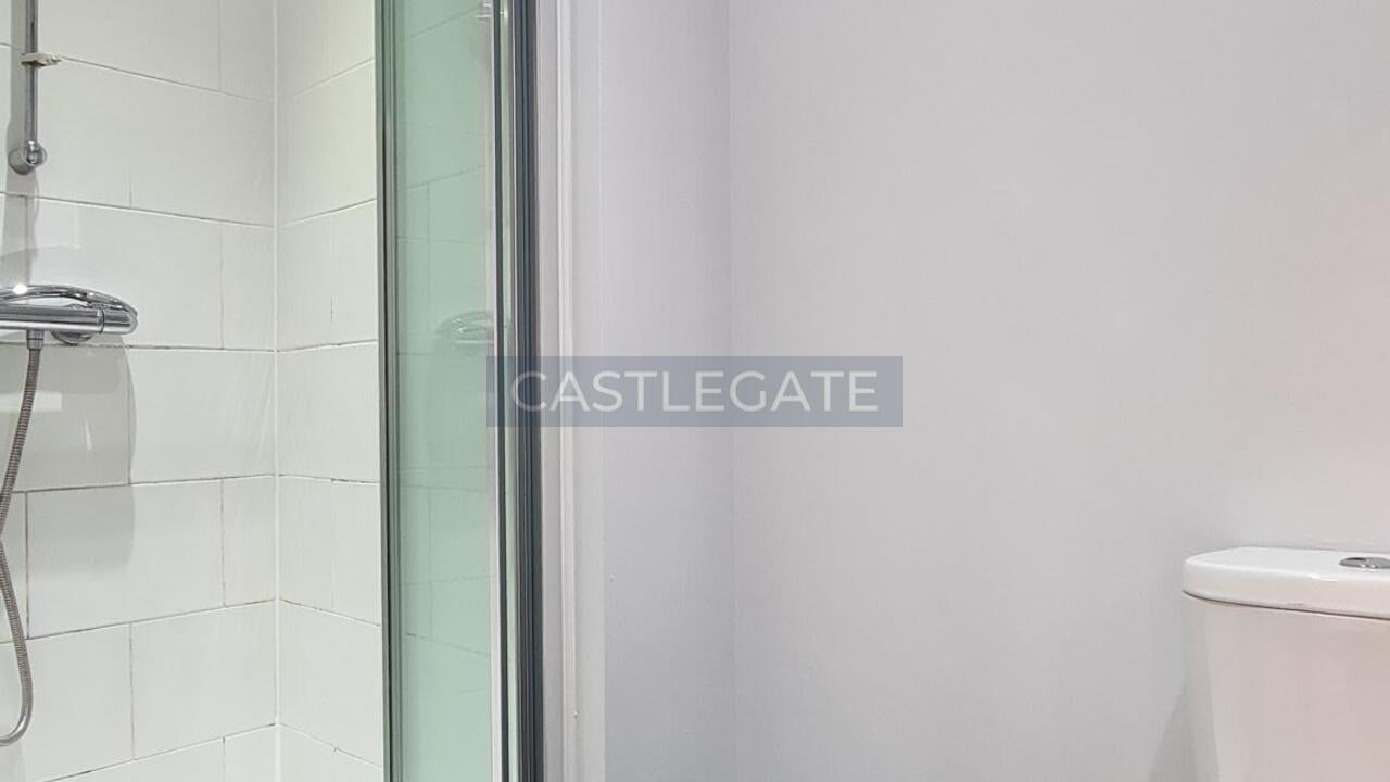 Flat Threadneedle Street in Kirklees