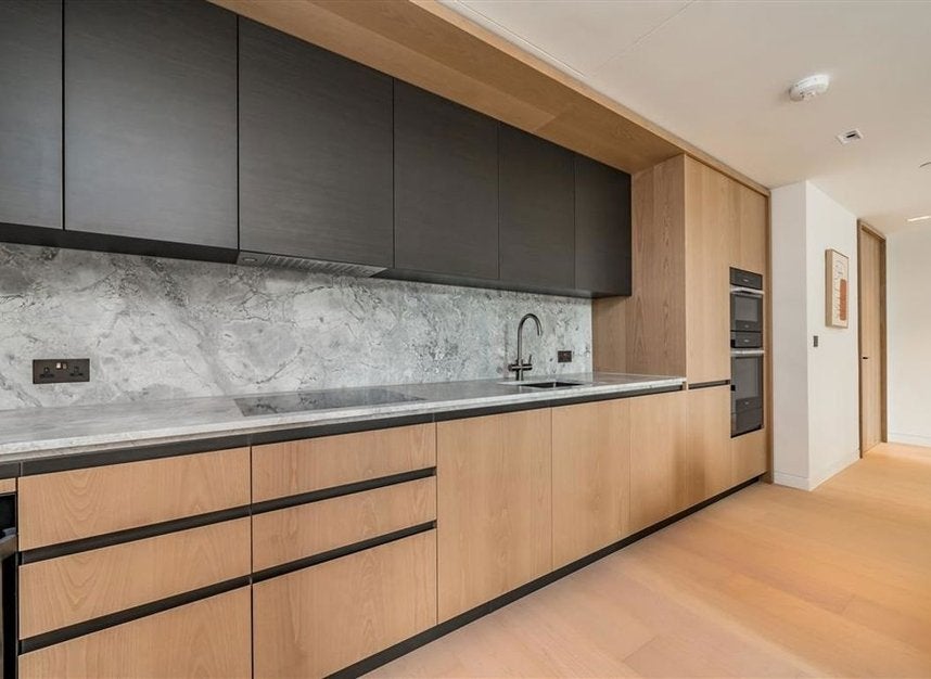 Flat Belvedere Road in Greater London