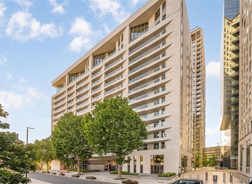 Flat Belvedere Road in Greater London