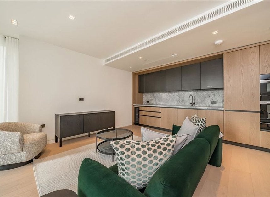 Flat Belvedere Road in Greater London