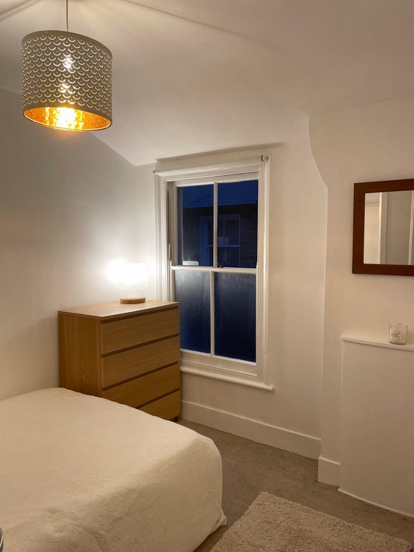Room Fieldhouse Road in Greater London