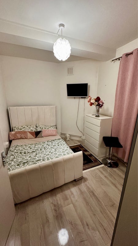 Flat Elms Crescent in Greater London