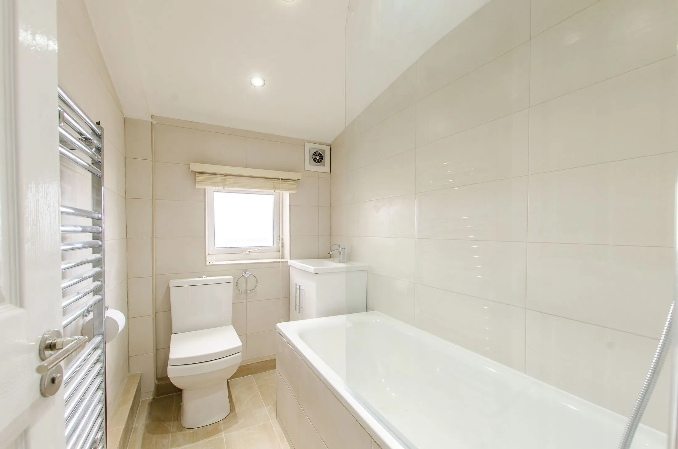 Flat Ilderton Road in Greater London