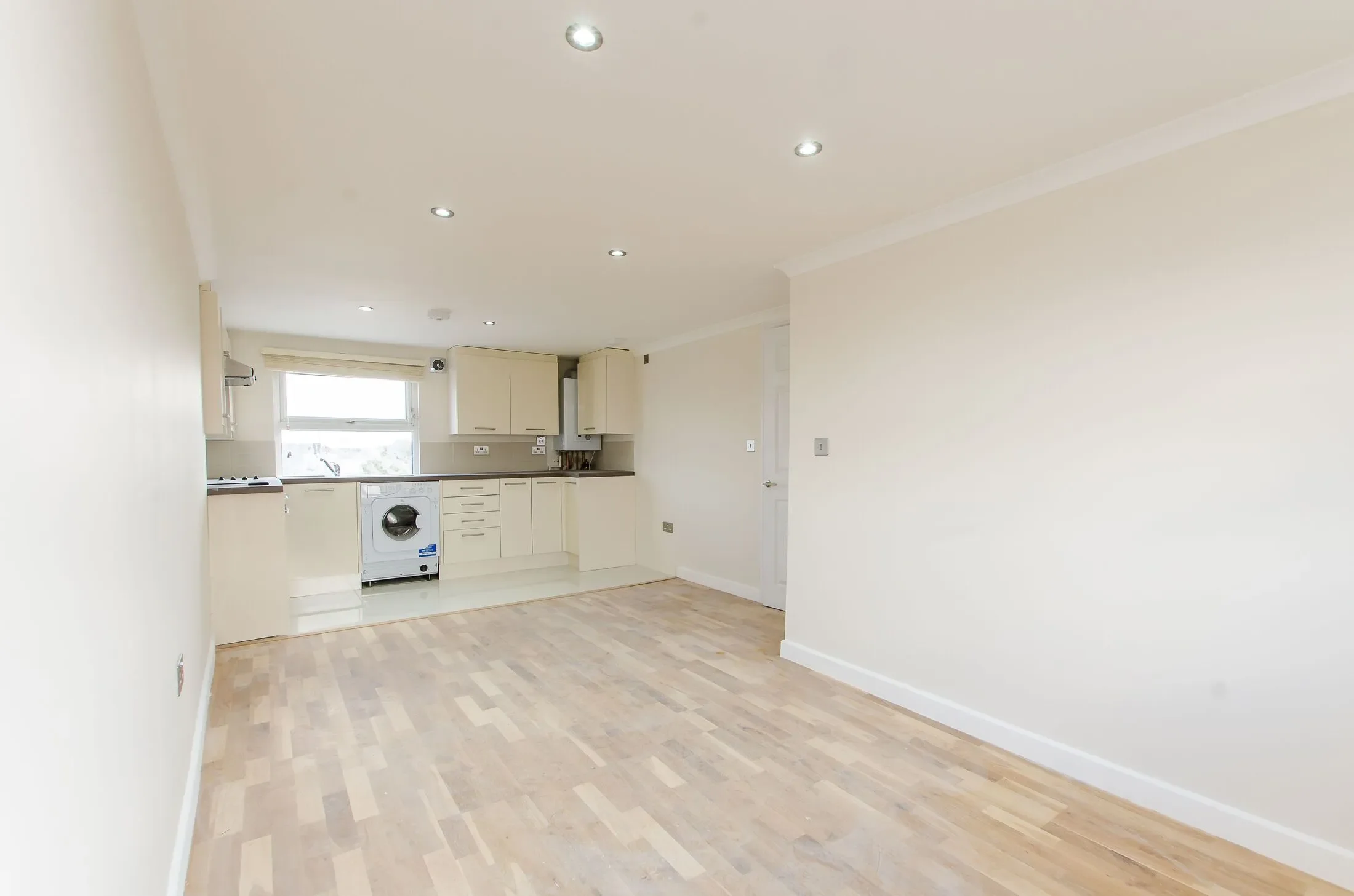 Flat Ilderton Road in Greater London