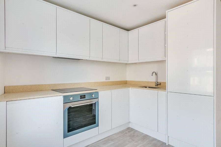 Flat Fortune Green Road in Greater London