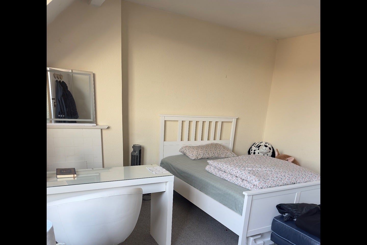Room Hale Lane in Greater London