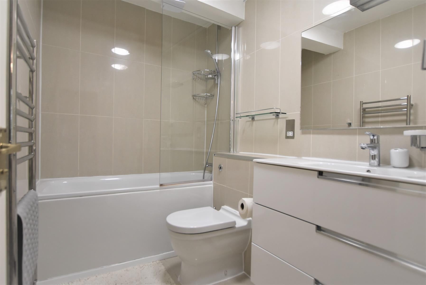 Flat Netherhall Gardens in Greater London