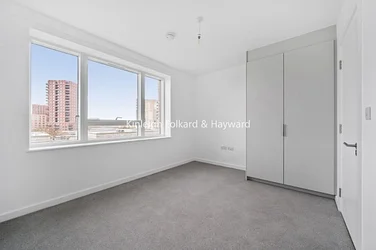 Flat Mizzen Street in Greater London
