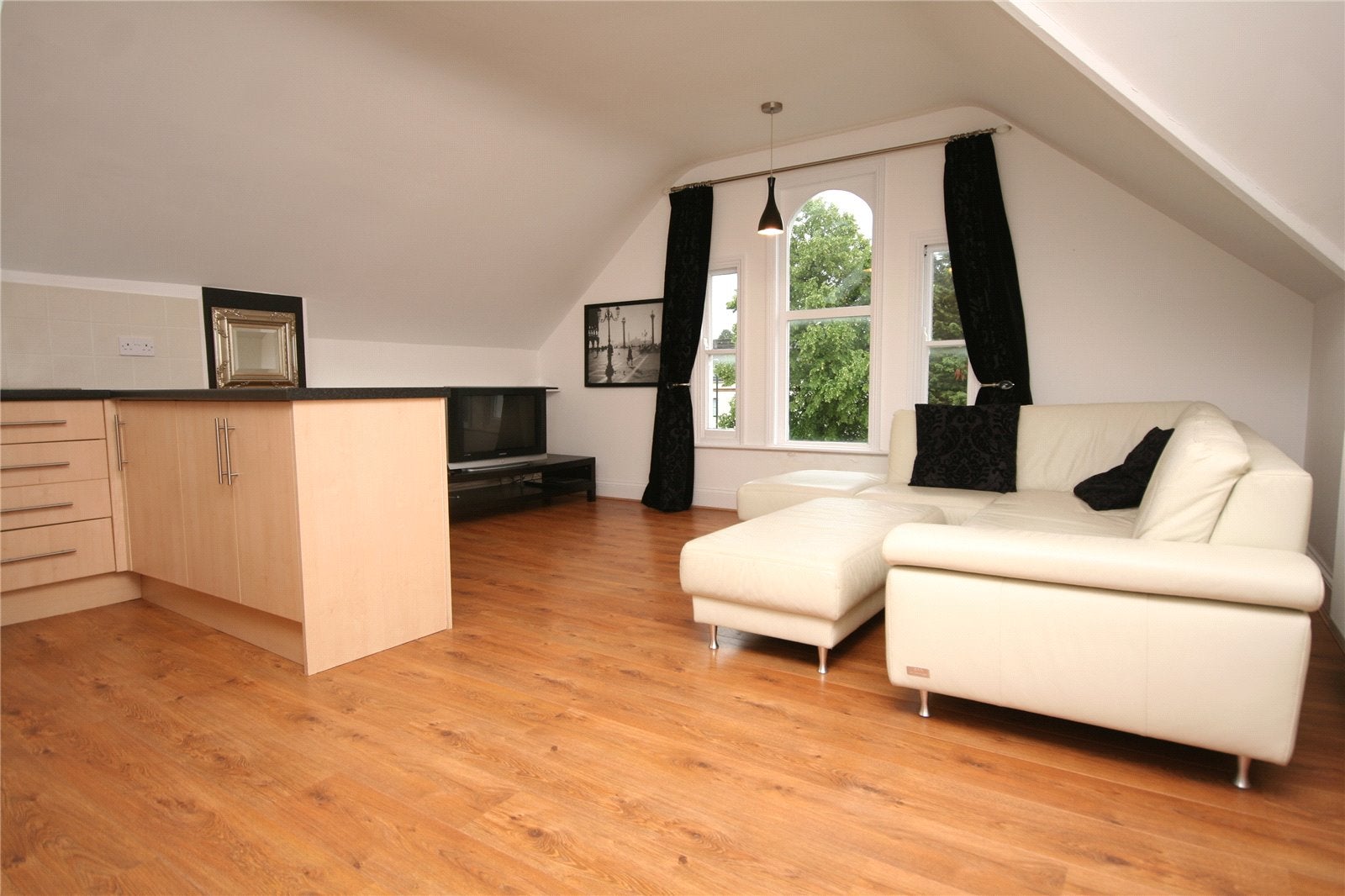 Flat Shurdington Road in Cheltenham