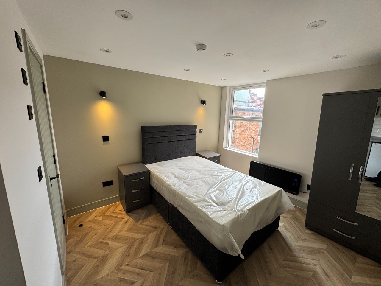 Room Lindrop Street in Greater London
