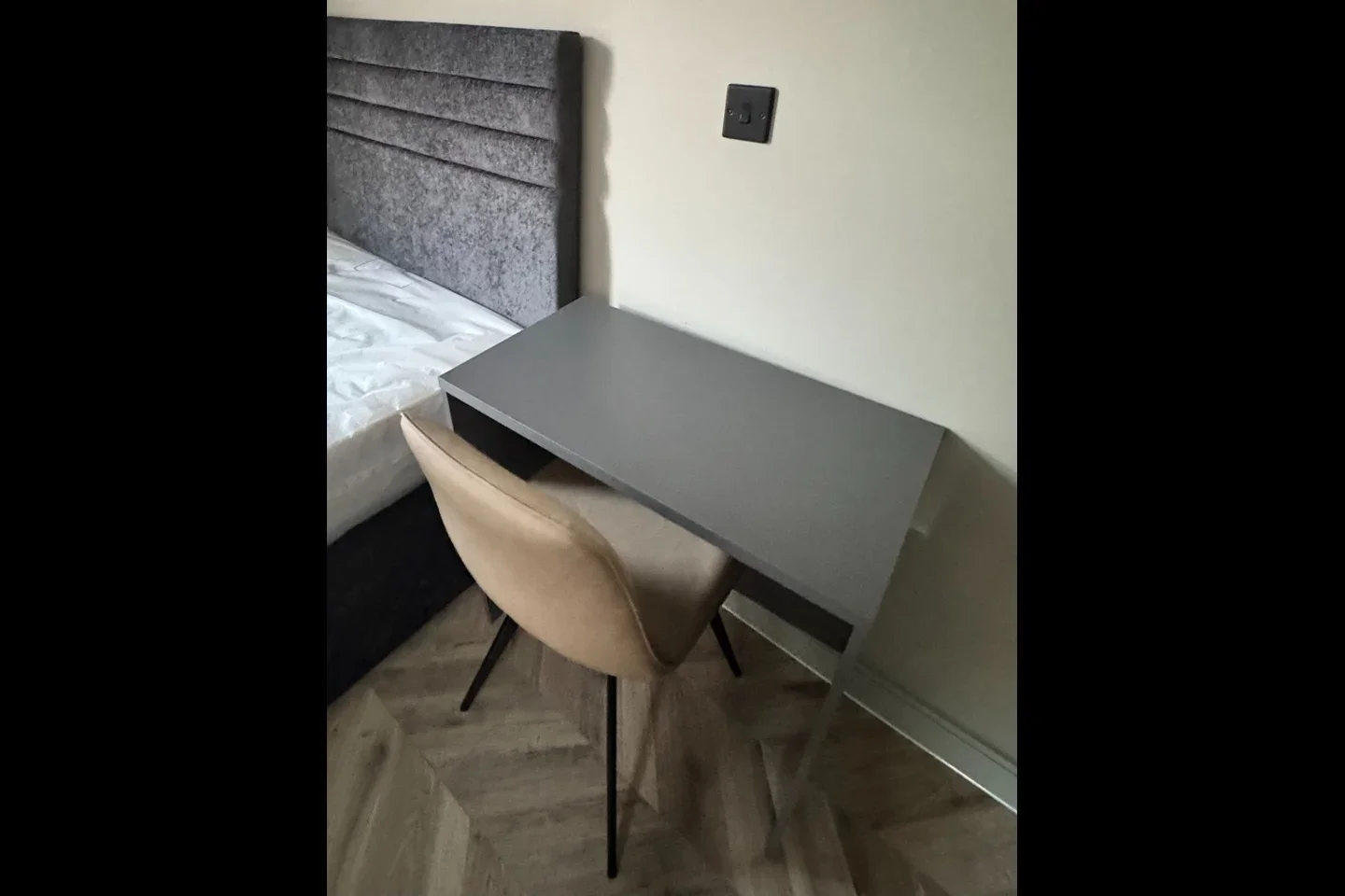 Room Lindrop Street in Greater London