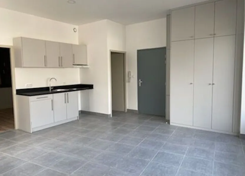 Appartement Avenue Gaston Lescouzères à Roquefort