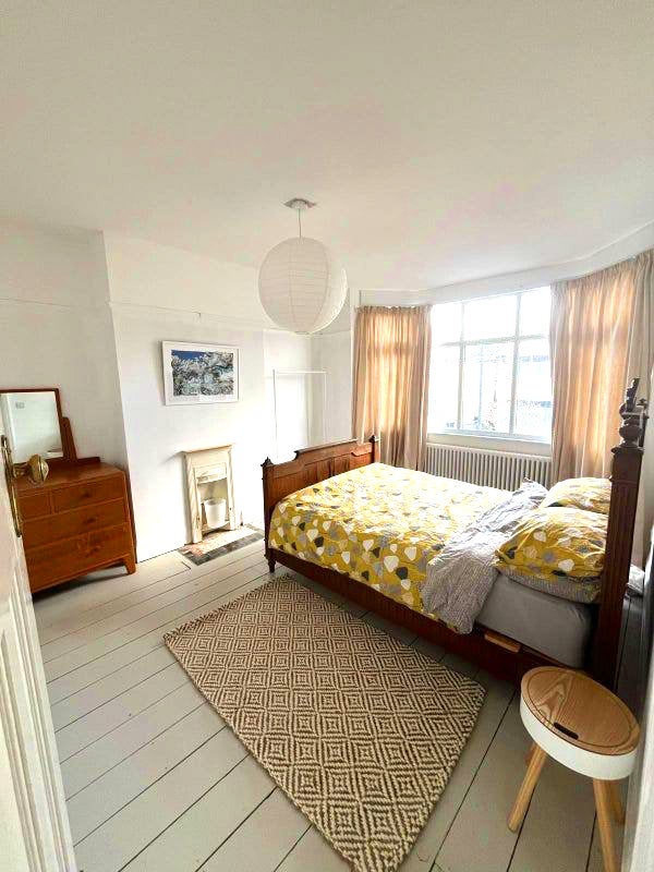 Room Holdenhurst Road in Bristol