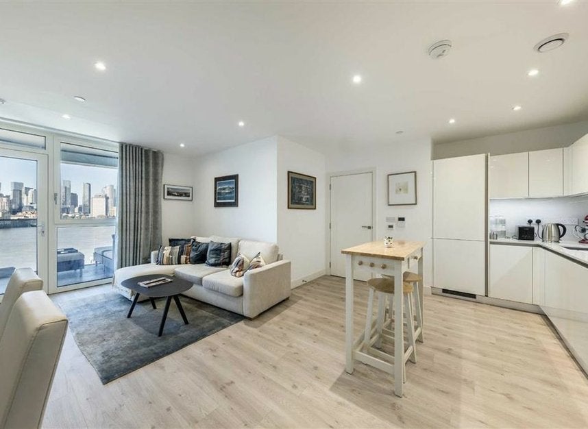 Flat Telegraph Avenue in Greater London