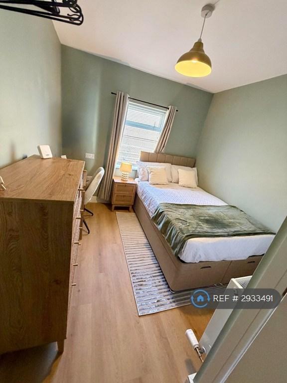 Room Brookland Road West in Liverpool
