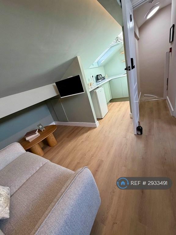Room Brookland Road West in Liverpool