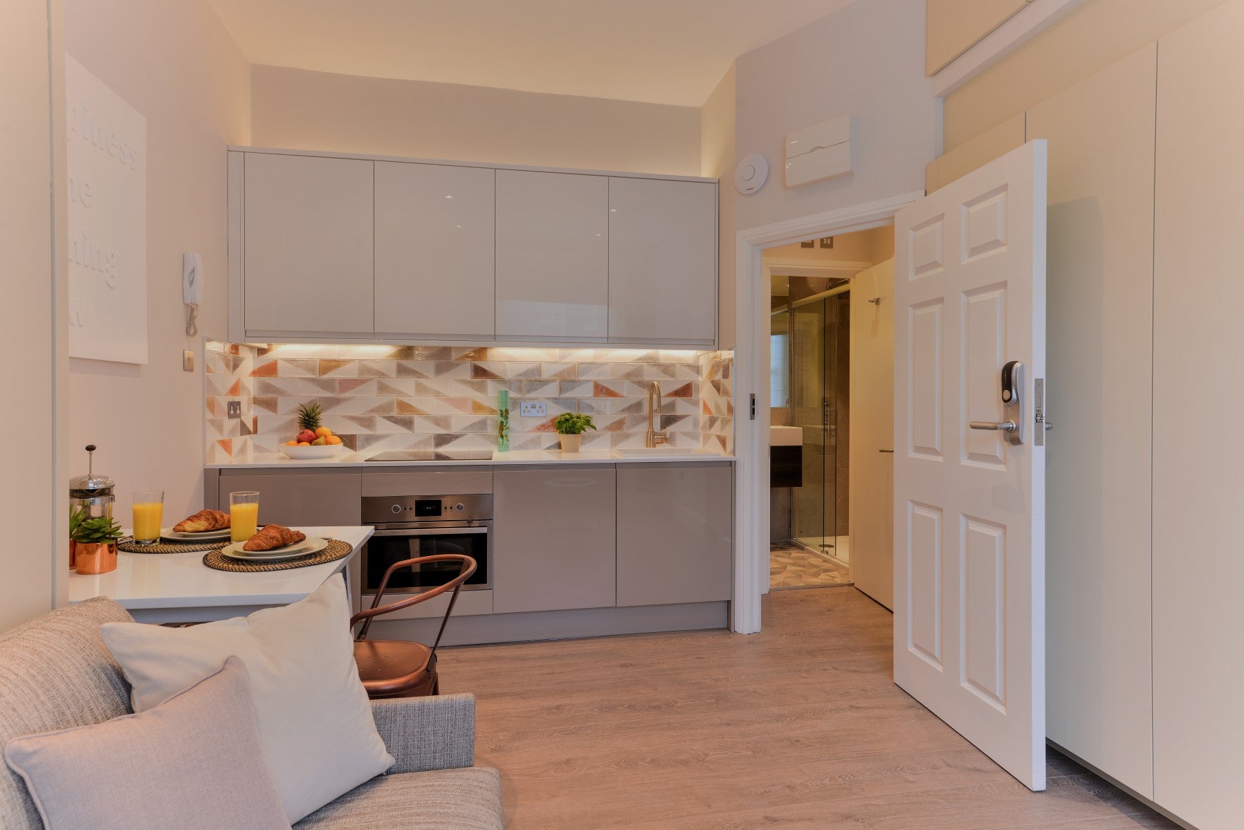 Flat Kingdon Road in Greater London