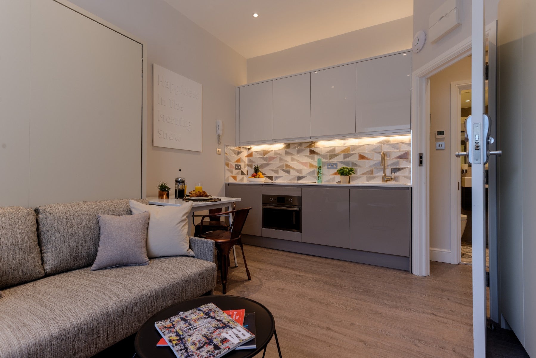 Flat Kingdon Road in Greater London