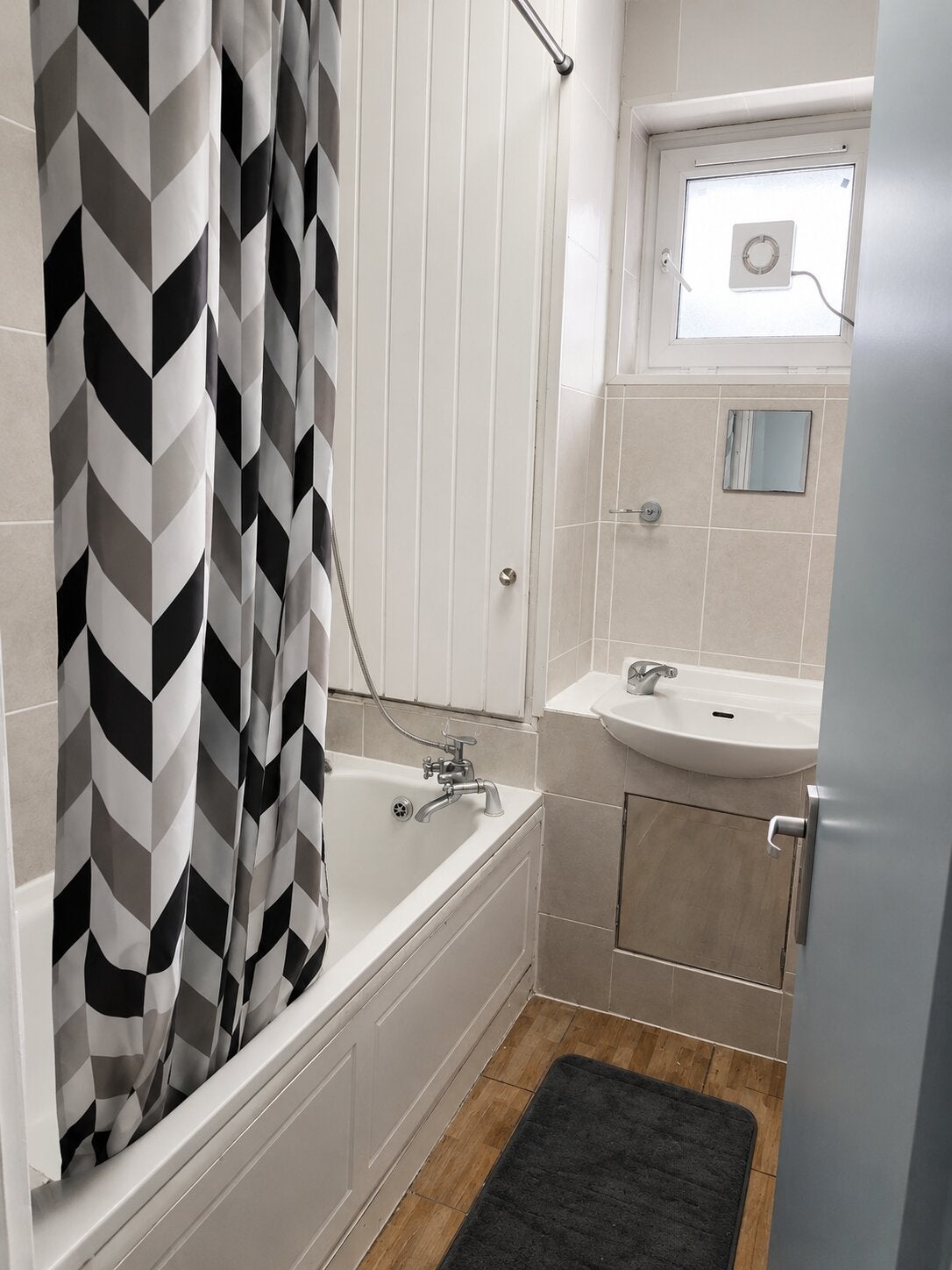 Flat Compton Close in Greater London