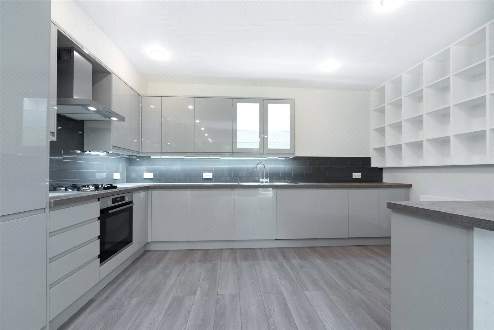 Flat Broadhurst Gardens in Greater London