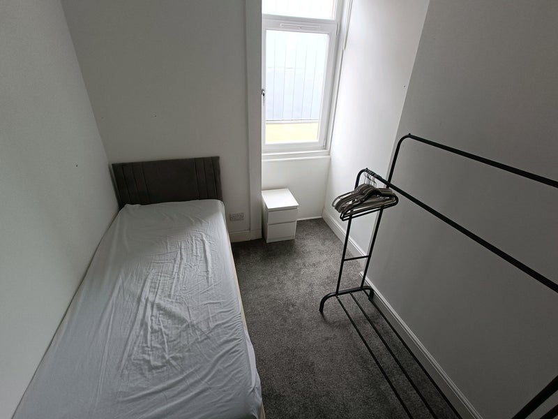 Room Niddrie Road in Glasgow