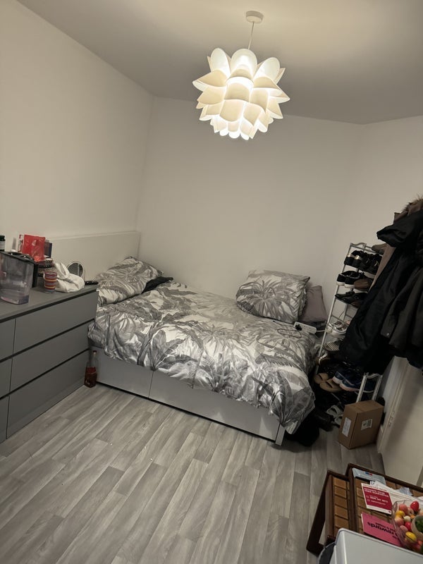 Room Thrush Street in Greater London