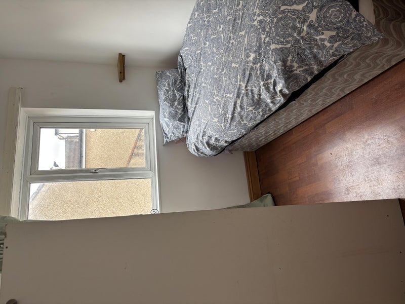 Room Cossham Road in Bristol