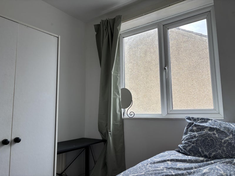 Room Cossham Road in Bristol
