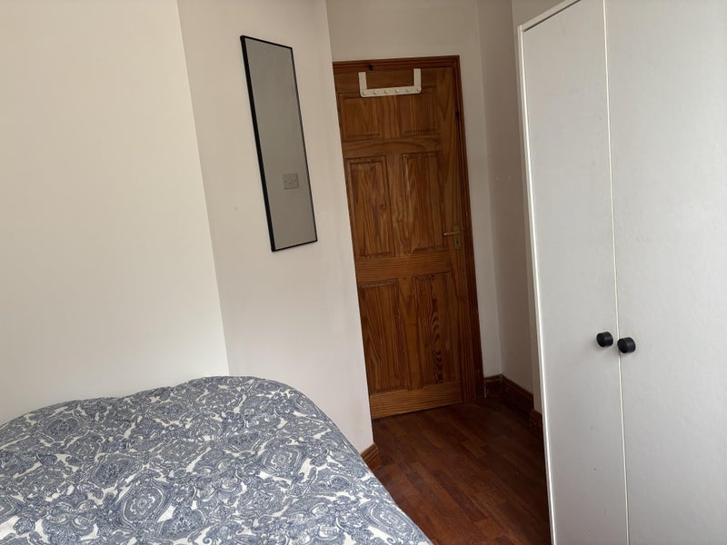Room Cossham Road in Bristol