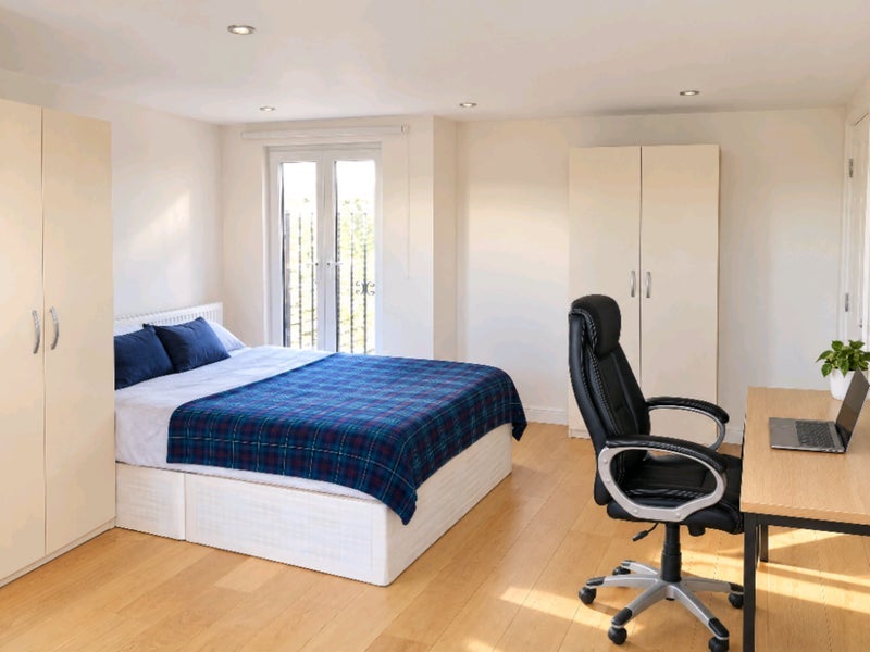 Room Salisbury Road in Greater London
