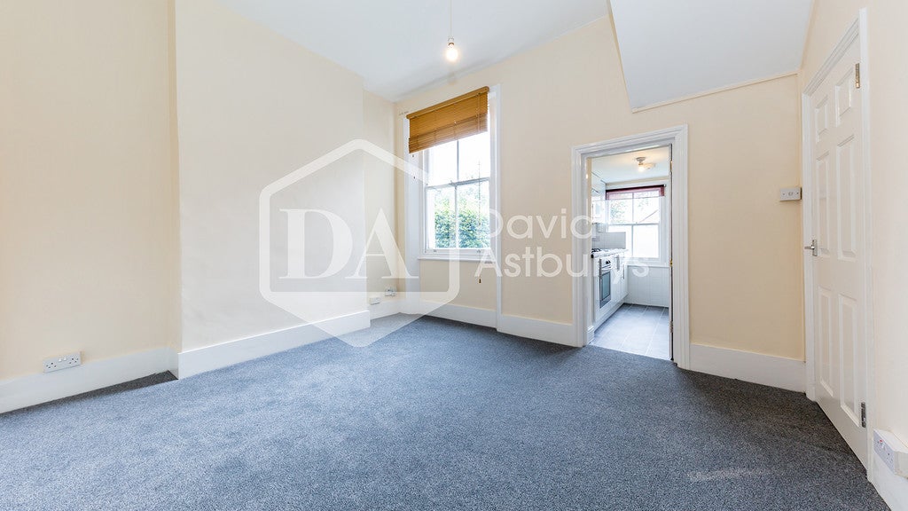 Flat Vicarage Walk in Greater London