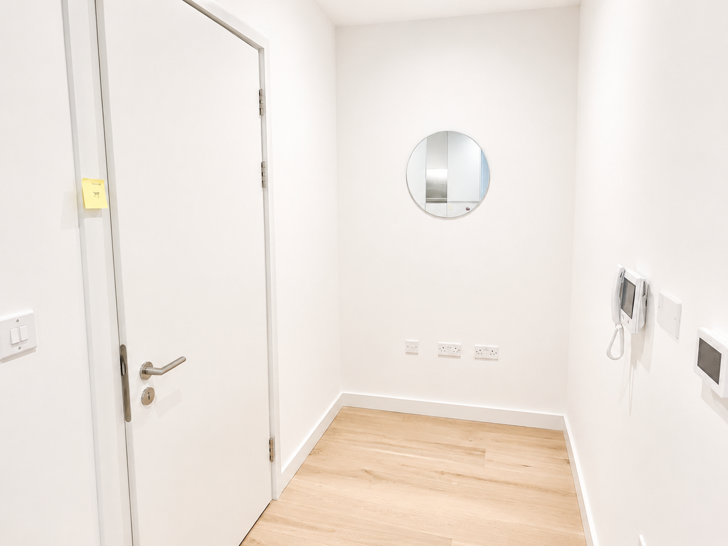 Flat Clipper Street in Greater London