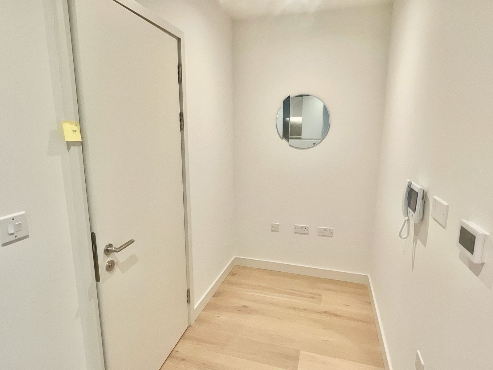 Flat Clipper Street in Greater London