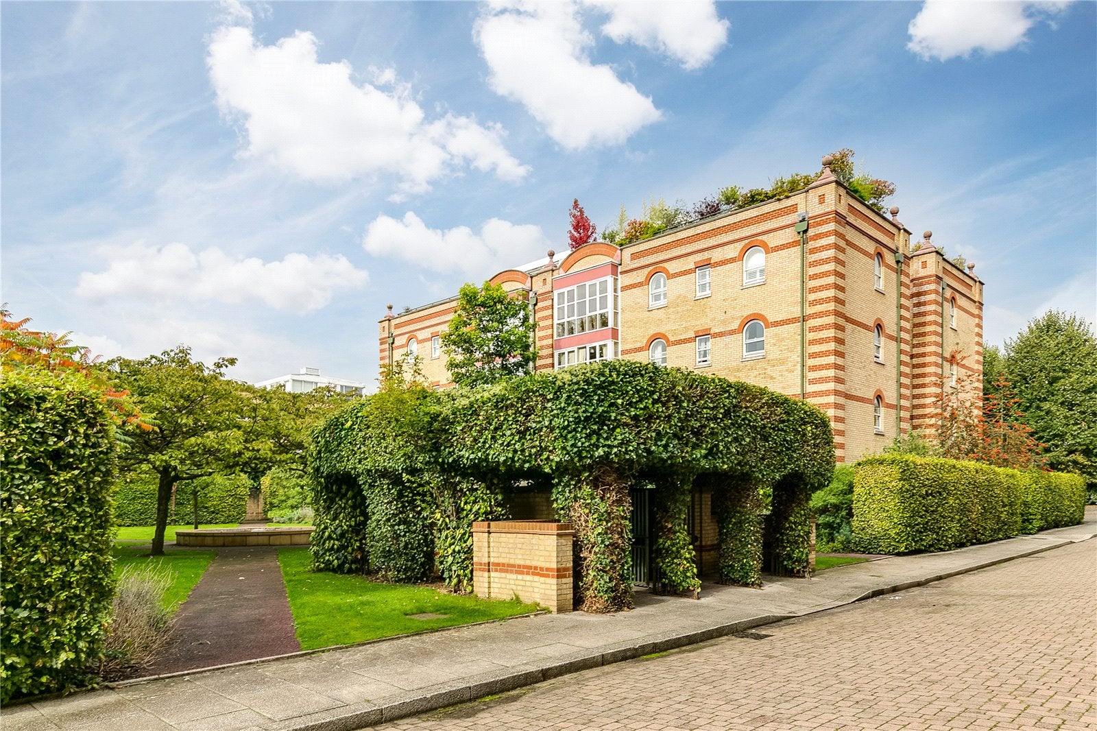 Flat Oriel Drive in Greater London