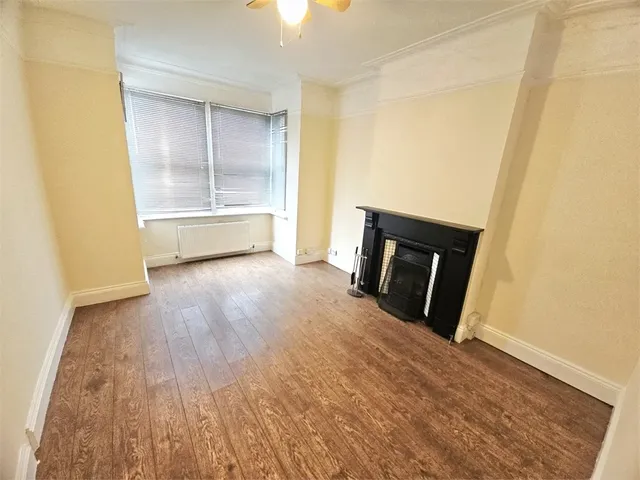 Flat Shakespeare Drive in Southend-on-Sea