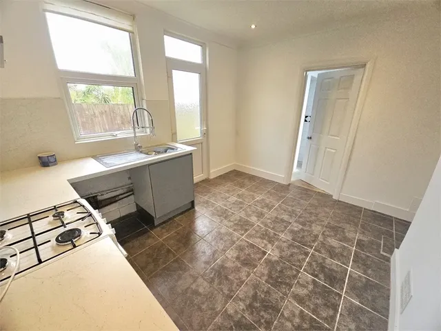 Flat Shakespeare Drive in Southend-on-Sea