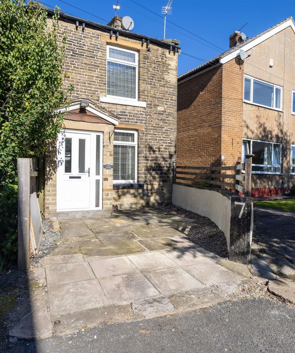 House Whitehall Road East in Kirklees