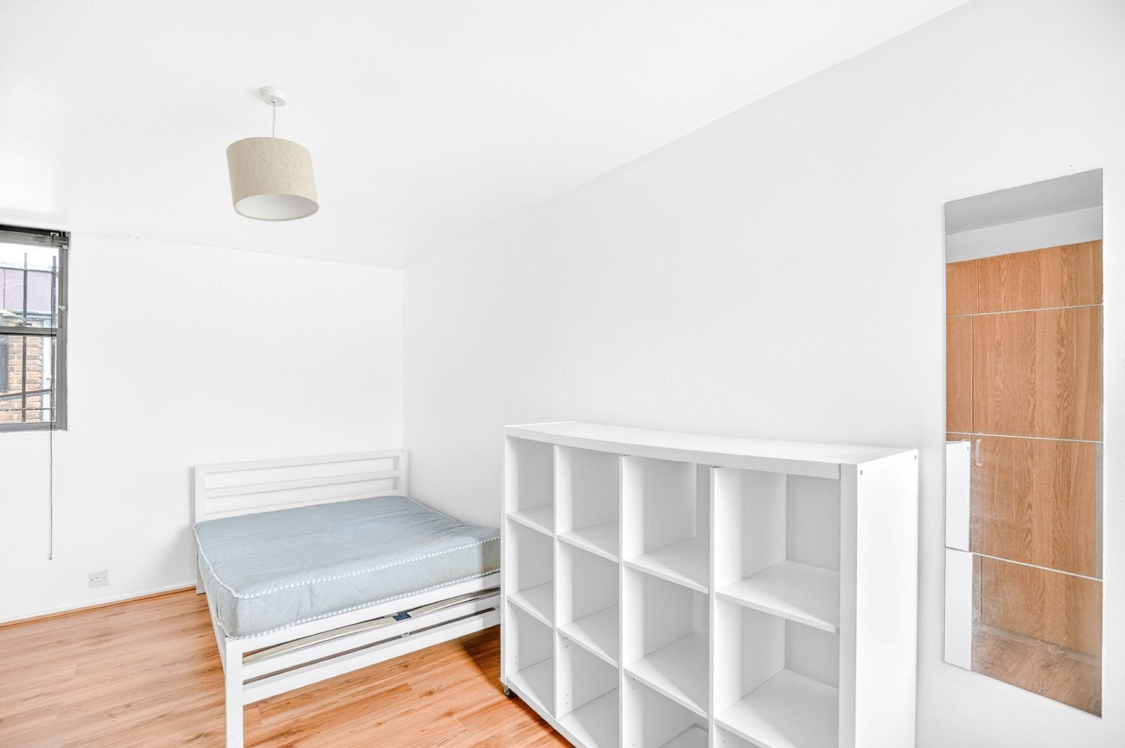 Flat Lismore Walk in Greater London