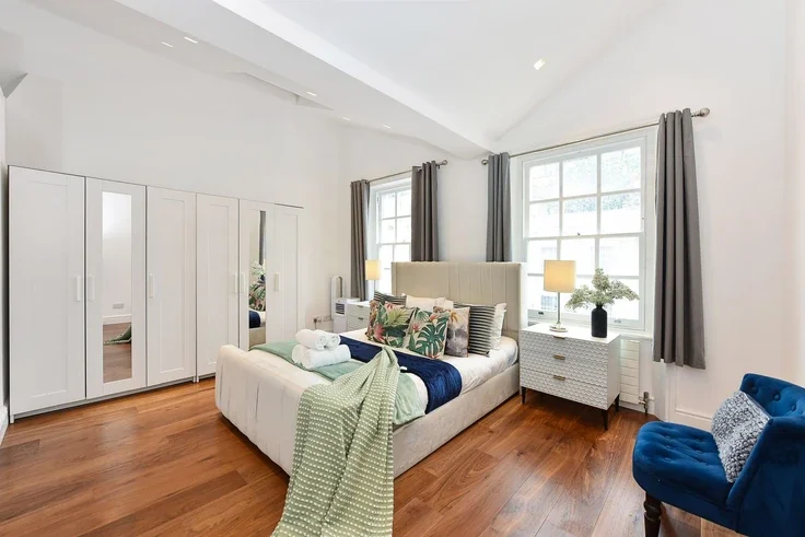 Flat Beauchamp Place in Greater London