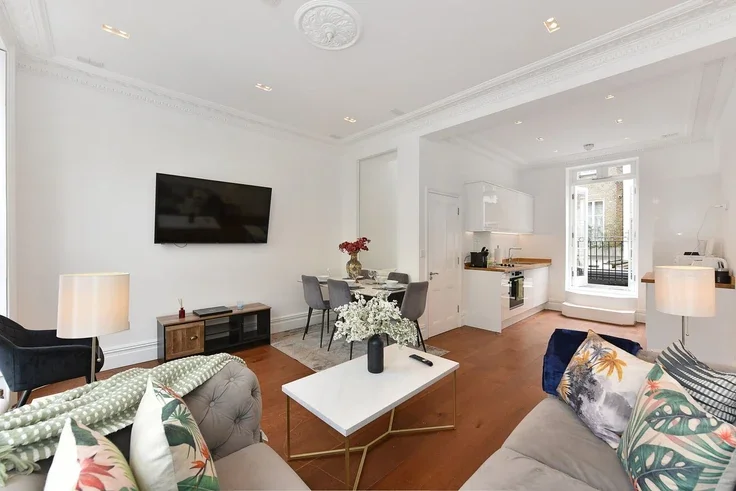 Flat Beauchamp Place in Greater London