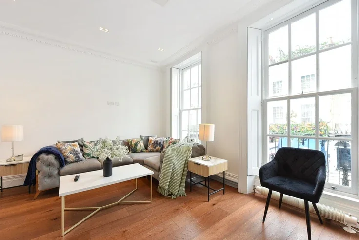 Flat Beauchamp Place in Greater London