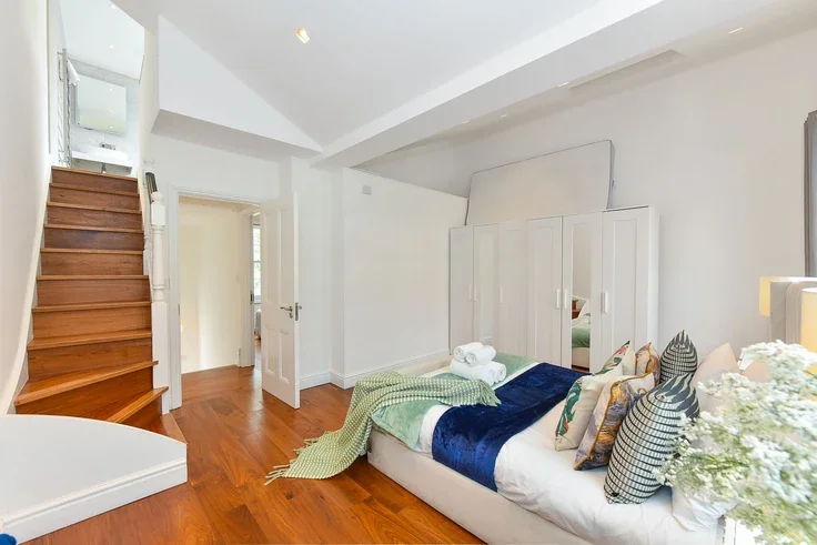 Flat Beauchamp Place in Greater London