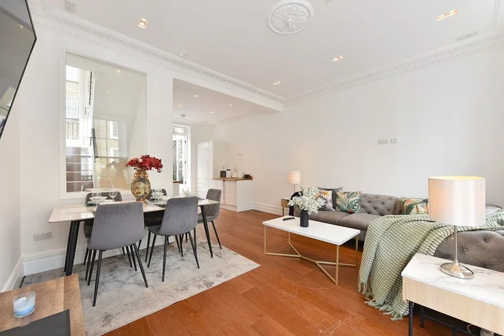 Flat Beauchamp Place in Greater London